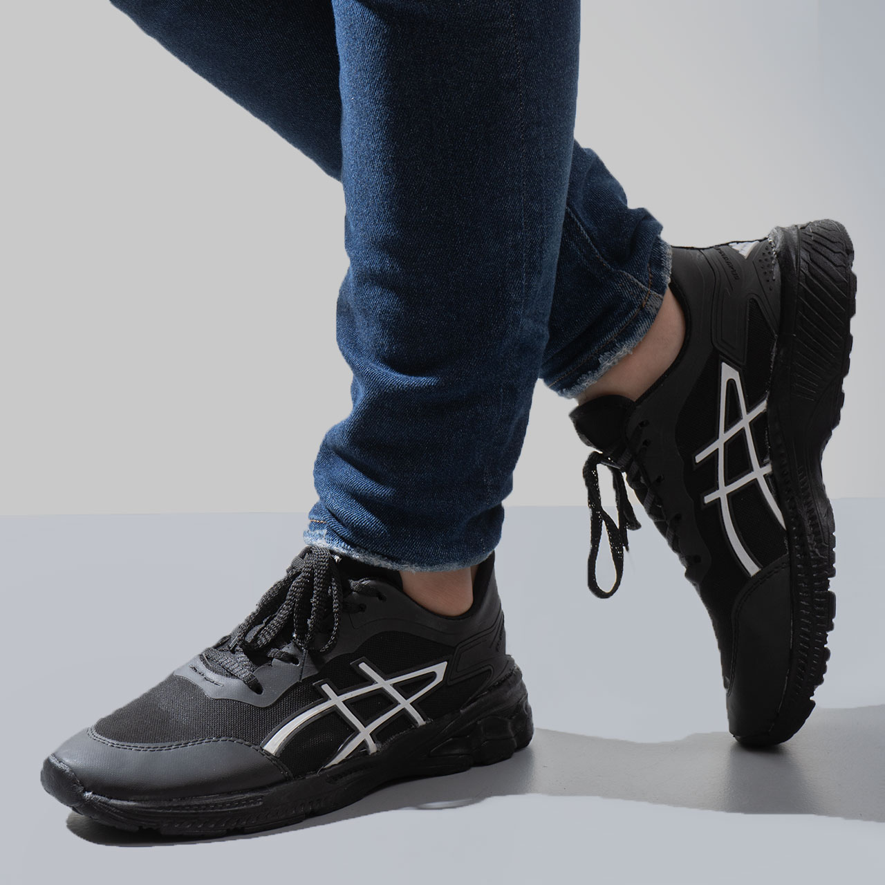 کفش ورزشی مشکی سفید زیره مشکی مردانه مدل Rail