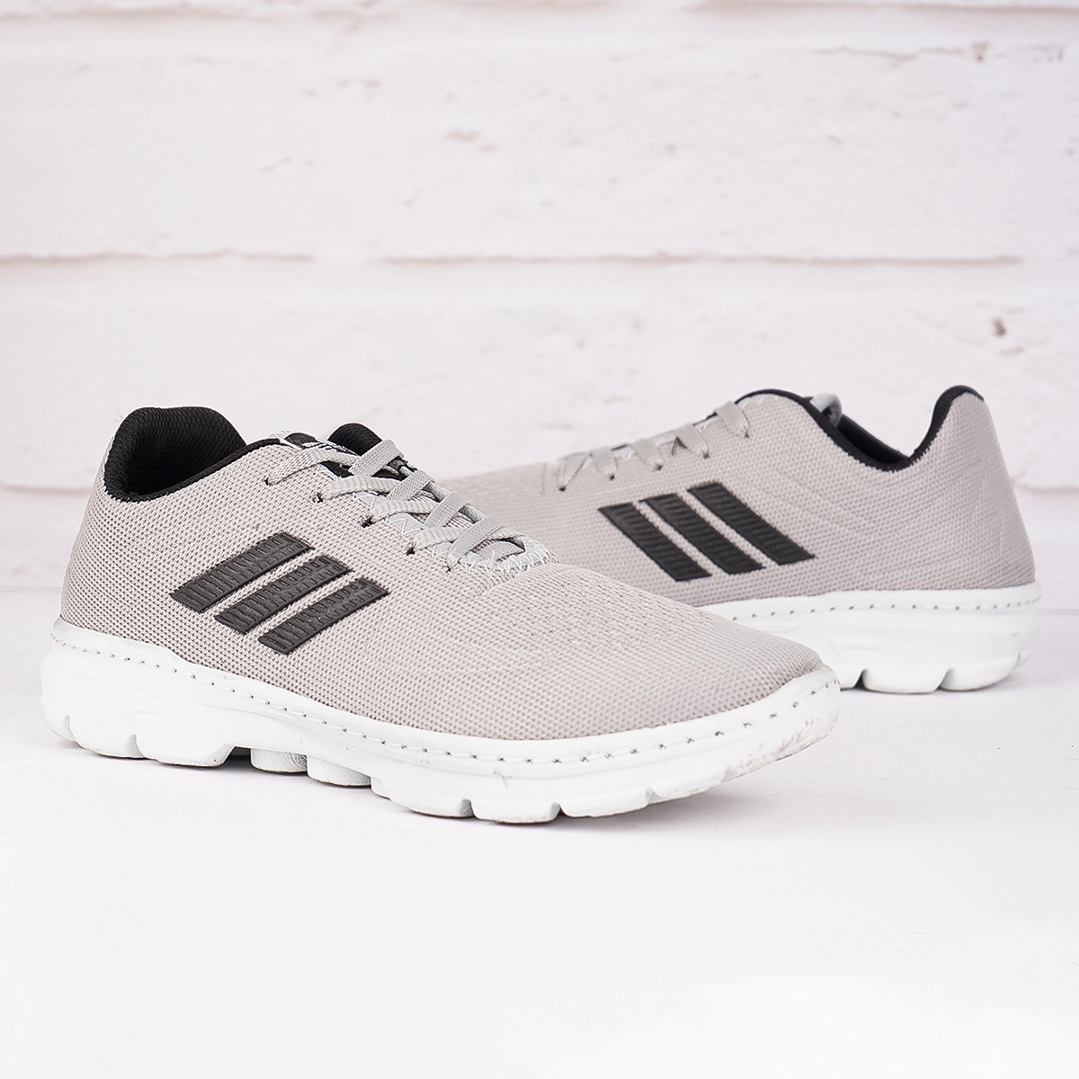 کفش ورزشی مردانه آدیداس طوسی روشن مدل zarax